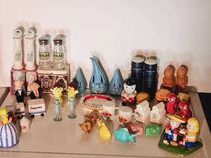 lot 279 image: Vintage Advertising Salt & Pepper & More