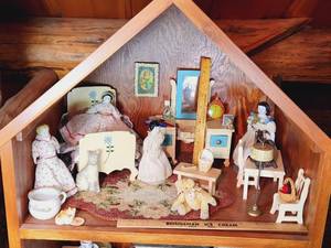 lot 5 image: Hand Made Doll House Full of Antique Dolls & Furnishings