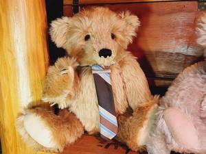 lot 282 image: Vintage Steiff Bear