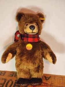lot 295 image: Vintage Steiff Bear
