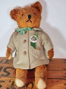 lot 300 image: Vintage Steiff Bear