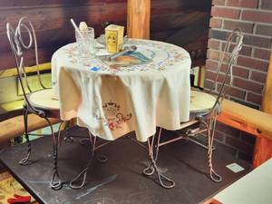 lot 312 image: Antique Salesman Sample Ice Cream Table & Chairs