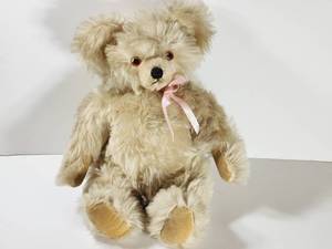 lot 333 image: White Bear wPink Ribbon