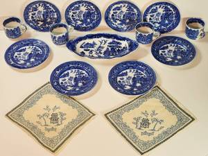 lot 355 image: Antique Blue Willow 13 Piece Set VGC