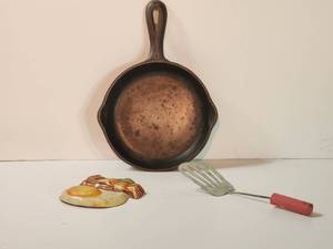 lot 356 image: Vintage Griswold 562 Skillet