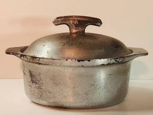 lot 357 image: Vintage Griswold 90 Single Serving Oval Casserole & Lid