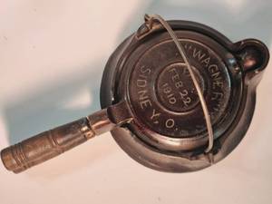 lot 359 image: Antique Wagner Ware Sidney 0 Mini Waffle Iron