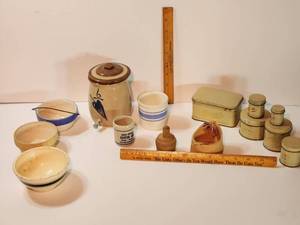 lot 364 image: Vintage Red Wing Doll Size Pottery