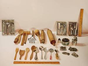 lot 365 image: Antique & Vintage Doll Size Kitchen Utensils