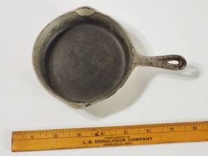 lot 369 image: Vintage Wagner Ware Sidney 0 Mini Skillet