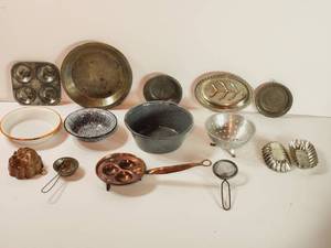 lot 372 image: Antique & Vintage Doll Size Kitchenware
