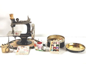 lot 402 image: Vintage Singer Model 20 Lot