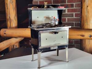 lot 423 image: Antique Electric Miniature Empire Range