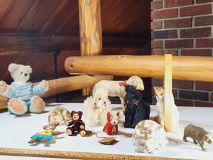 lot 435 image: Vintage Bears, Lamb, Cats & Dogs