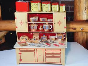 lot 441 image: Vintage Doll Size Tin Cupboard & Contents