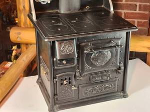 lot 6 image: Quick Meal Salesman Sample Stove Model 407-16