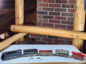 lot 446 image: Vintage Marx Windup Toy Train