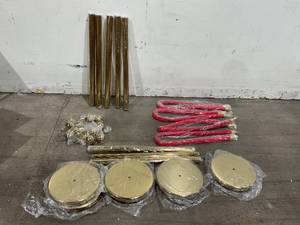 lot 221 image: VEVOR Velvet Ropes and Posts 8 Pcs - Gold