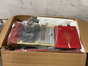 lot 19 image: Nostalgia Popcorn Maker Machine Cart with 8oz Cart - Red and Gold