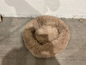 lot 274 image: Somkaco 28 inch Round Brown Washable Dog Bed