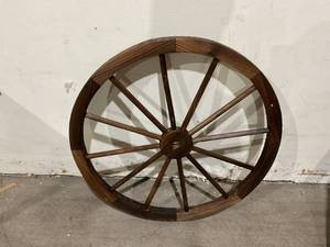 lot 424 image: Sunnydaze Decor 29 inch IndoorOutdoor Wooden Wagon Wheel