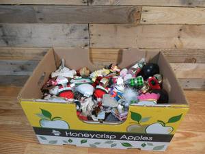 lot 36 image: Box of Christmas Ornaments