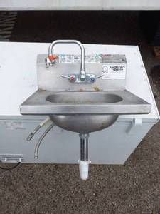 STAINLESS STEEL SINK WITH EMERGENCY EYE WASH
