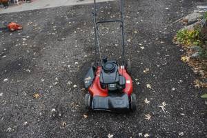 lot 19 image: MTD Yard Machines Self Propelled Lawn Mower