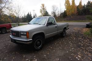 lot 2 image: 1990 GMC Sierra 1500 Pick Up Truck With Topper