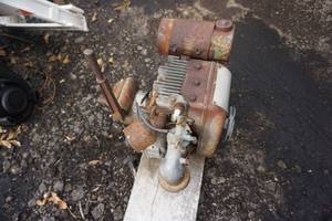 lot 21 image: Vintage Single Cylinder Gas Motor With Gear Drive