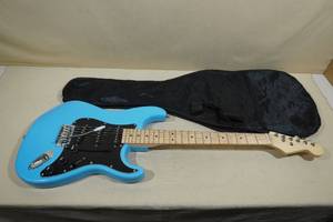 lot 4 image: Strat Style Electric Guitar