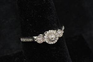 lot 23 image: Sterling Silver Ladies Cluster Ring
