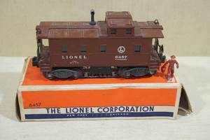 lot 42 image: Vintage Lionel O-Gauge Caboose No 6457 and Trainmen with Original Box