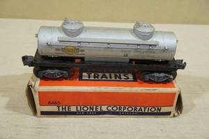 lot 46 image: Vintage Lionel O-Gauge No 6465 Tank Car with Original Box