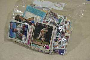 lot 128 image: Assorted Baseball Cards - Brooks Robinson