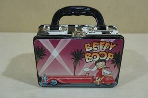 lot 141 image: Betty Boop Tin Lunch Box