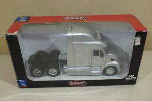 lot 144 image: NewRay Peterbilt 132 Die-Cast Semi Truck