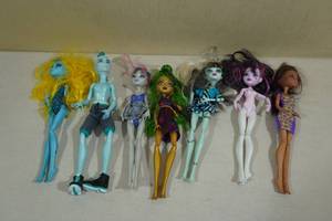 lot 161 image: 7 Monster High Dolls