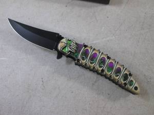 (CNTR) Skull Design Spring Assist Folding Knife with Belt Clip 8 12 Open 4 34 Closed - New In Box