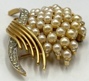 lot 15 image: Beautiful Vintage Brooch by Trifari