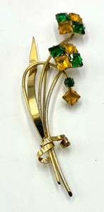 lot 24 image: Elegant Vintage Brooch and Earring Set