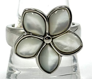 lot 43 image: Elegant Floral Design Ring