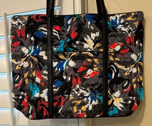 lot 71 image: Vera Bradley Splash Floral Tote