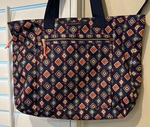 lot 95 image: Vera Bradley Lighten Up Tote