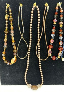 lot 67A image: Variety of 20 Nice Necklaces