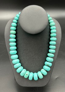 lot 193 image: Stunning Turquoise Necklace and Earring Set