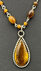 lot 194 image: Tempting Tigers Eye Stoned Sterling Silver Necklace