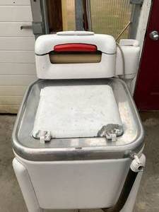 lot 29 image: Vintage Wringer Washing Machine