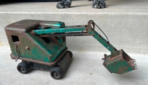 lot 9 image: Marx Pressed Steel Lumar Contractors Crank Bucket Crane Construction Vintage Toy