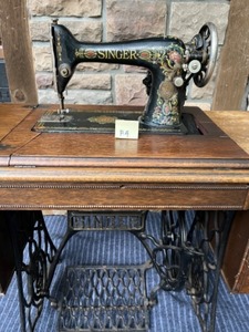 lot 12 image: Antique Singer Sewing Machine in Cabinet...